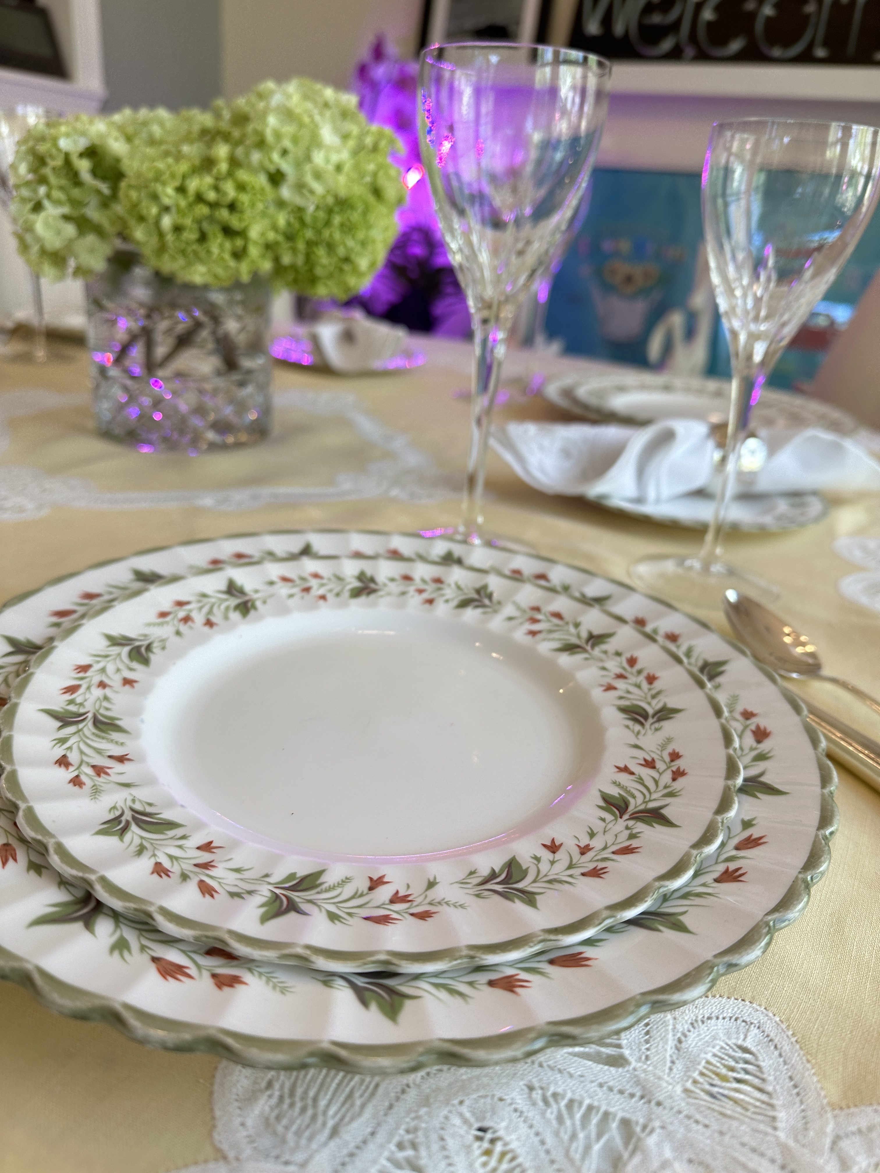 Simple Thrifted Spring Tablescape